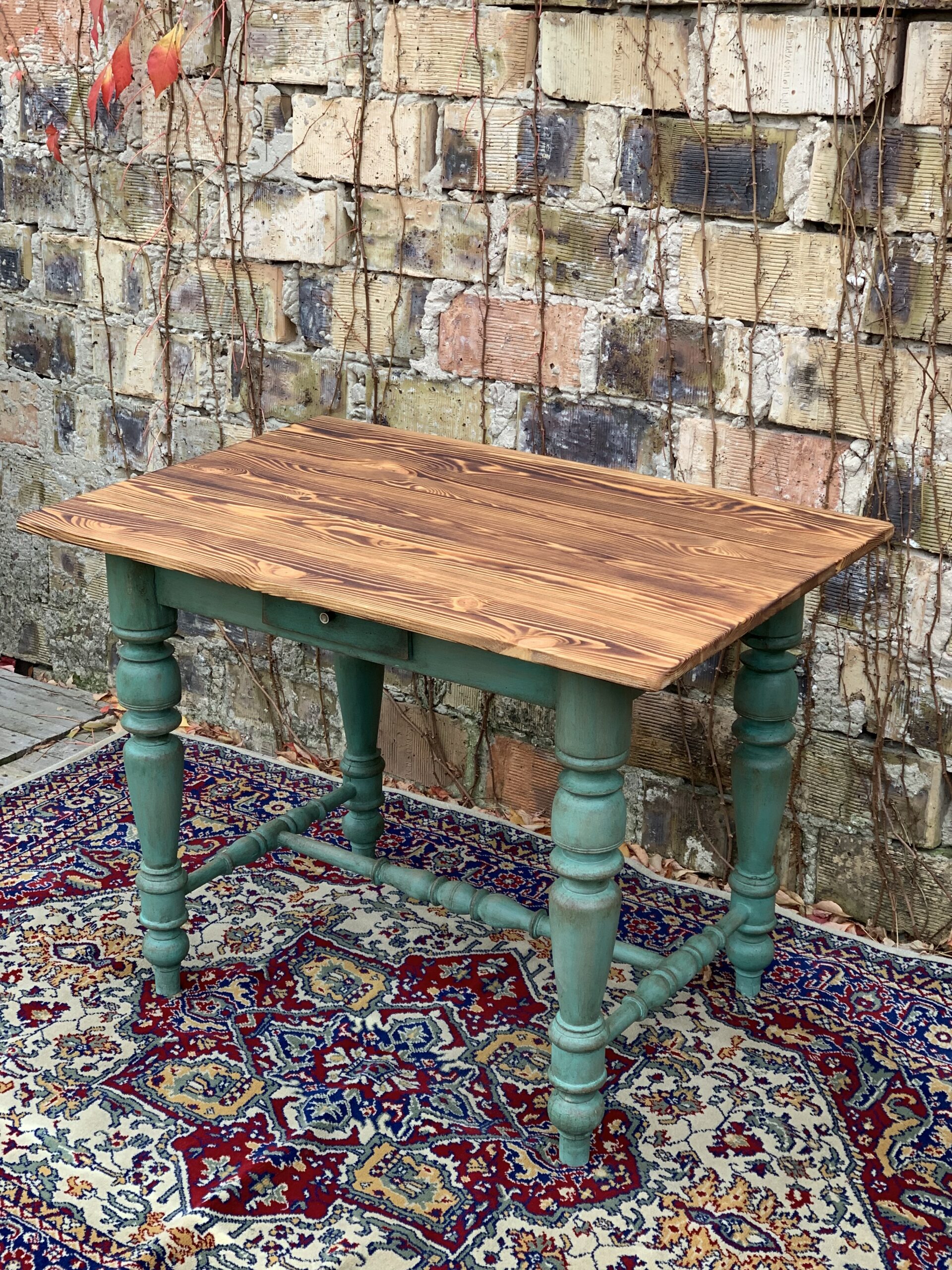 Türkiz zöld, kézzel felújított antikolt fa asztal