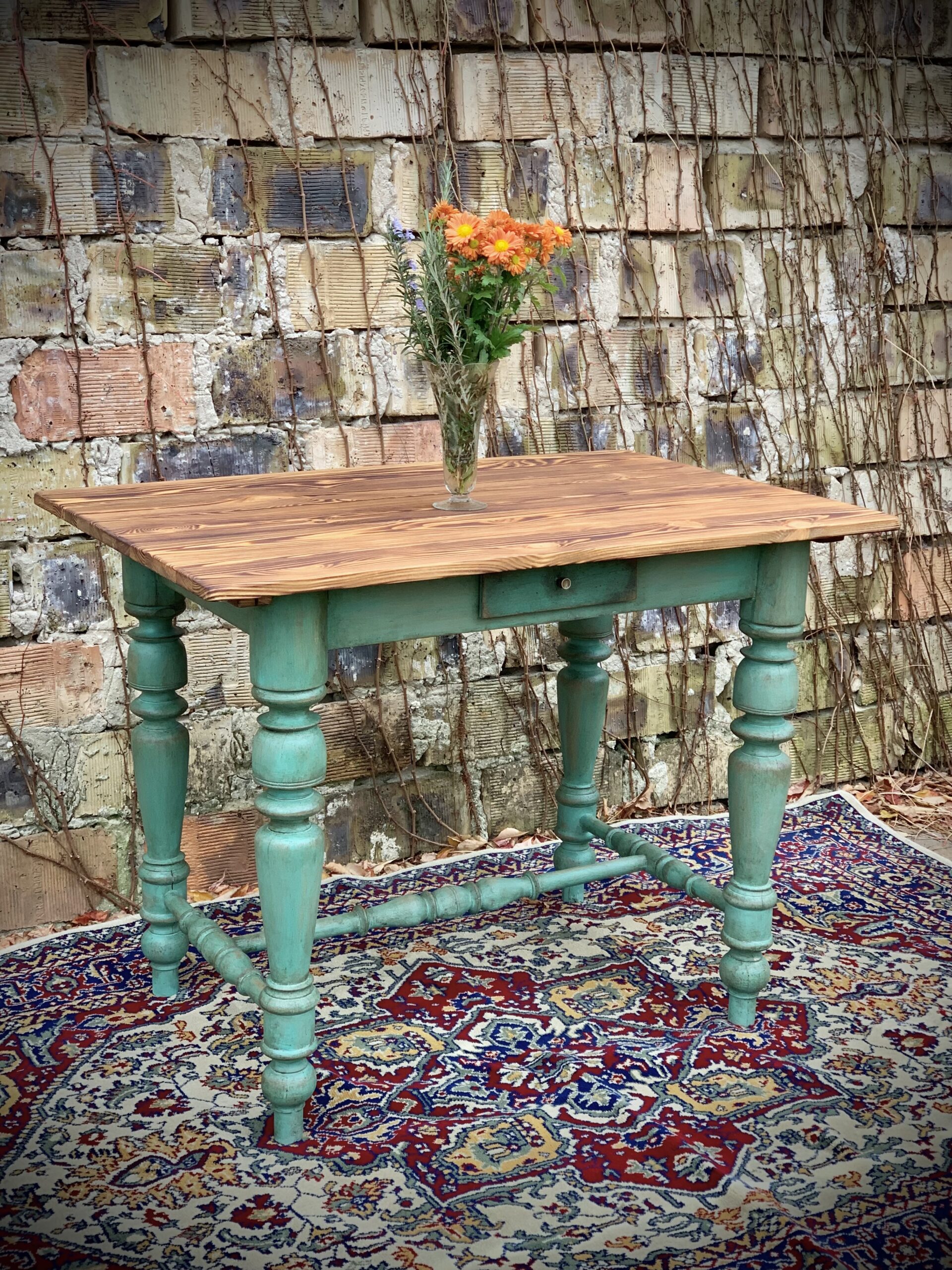 Türkiz zöld, kézzel felújított antikolt fa asztal